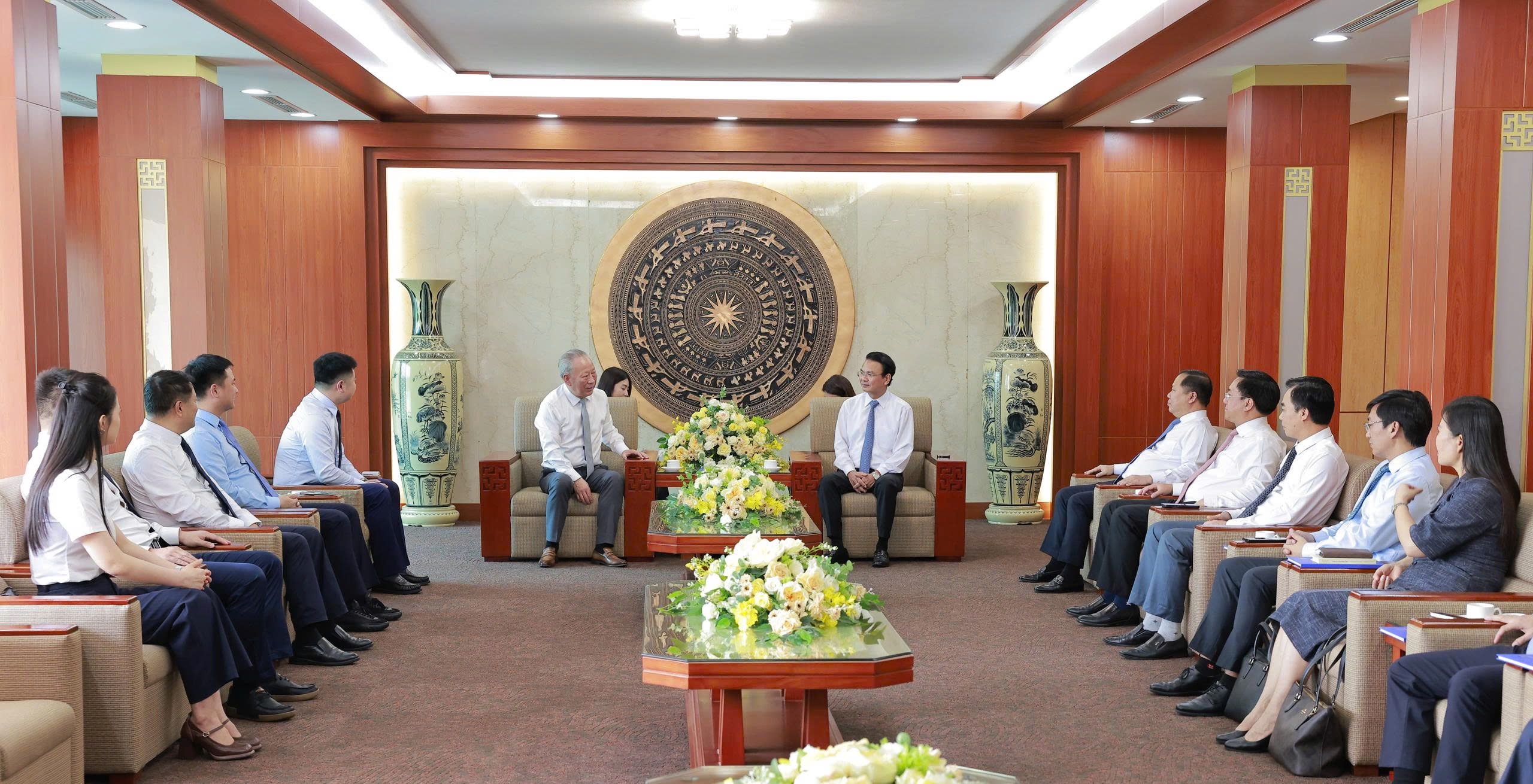 20250724嚴介和理事長與越共中央委員會委員，富壽省委書記鄧春峰會談2.jpg
